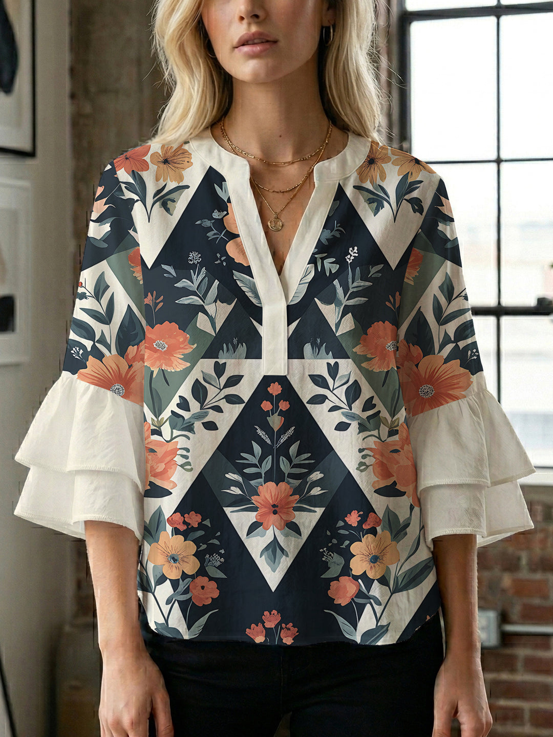 Dame bluse med voluminøse rysjermer og moderne motiv Skjora