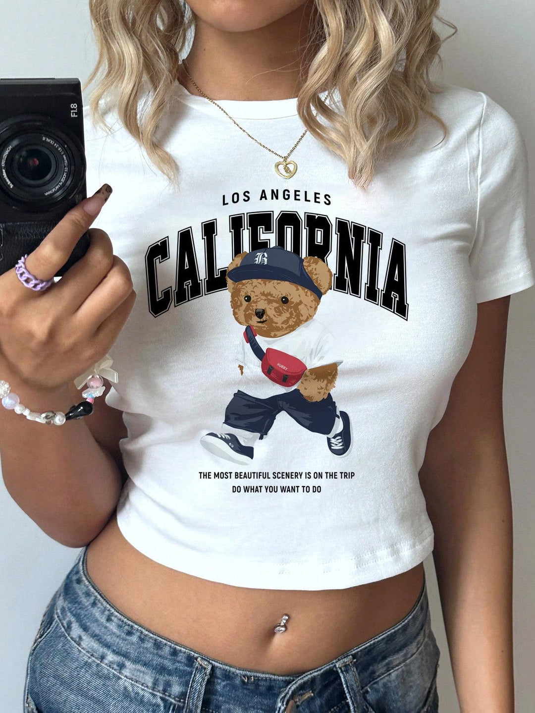 Dame Crop-T-shirt med lekent bjørnemotiv og moderne skrift Skjora