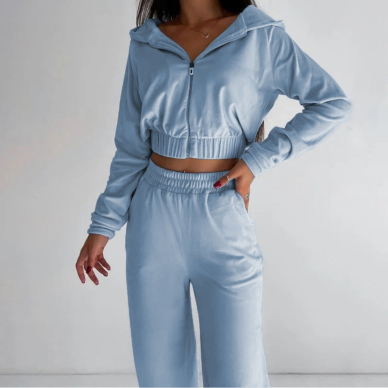 Kvinnes sporty velour loungewear sett med kort jakke og komfortable bukser Skjora