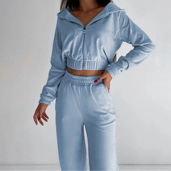 Kvinnes sporty velour loungewear sett med kort jakke og komfortable bukser Skjora