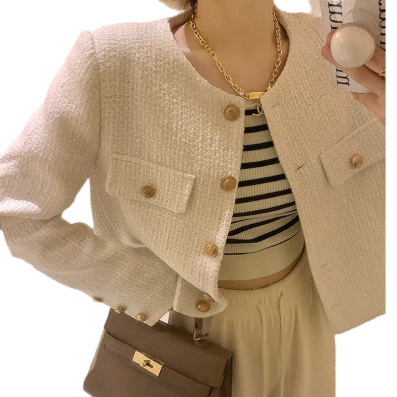 Kvinnes kort blazer med elegante gullknapper og moderne snitt