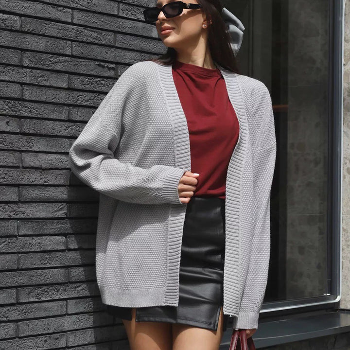 Kvinne oversized poncho med teksturert mønster og vide ermer Skjora