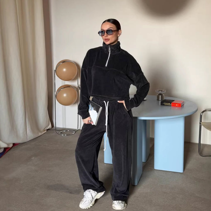 Kvinne kort sweatshirt med halv glidelås og brede bukser Skjora