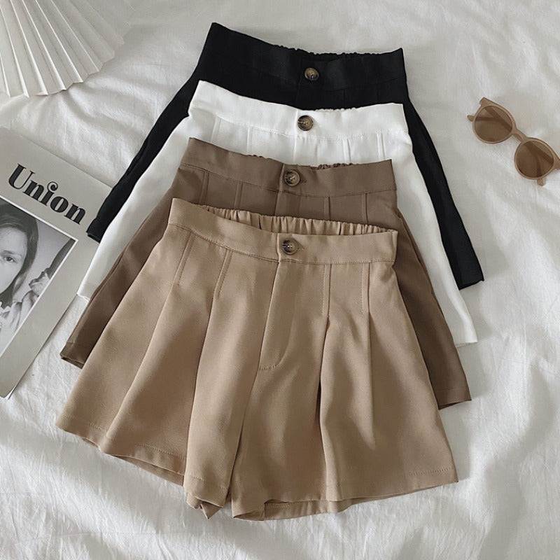 Kvinne elegante shorts med folder og knappedetalj