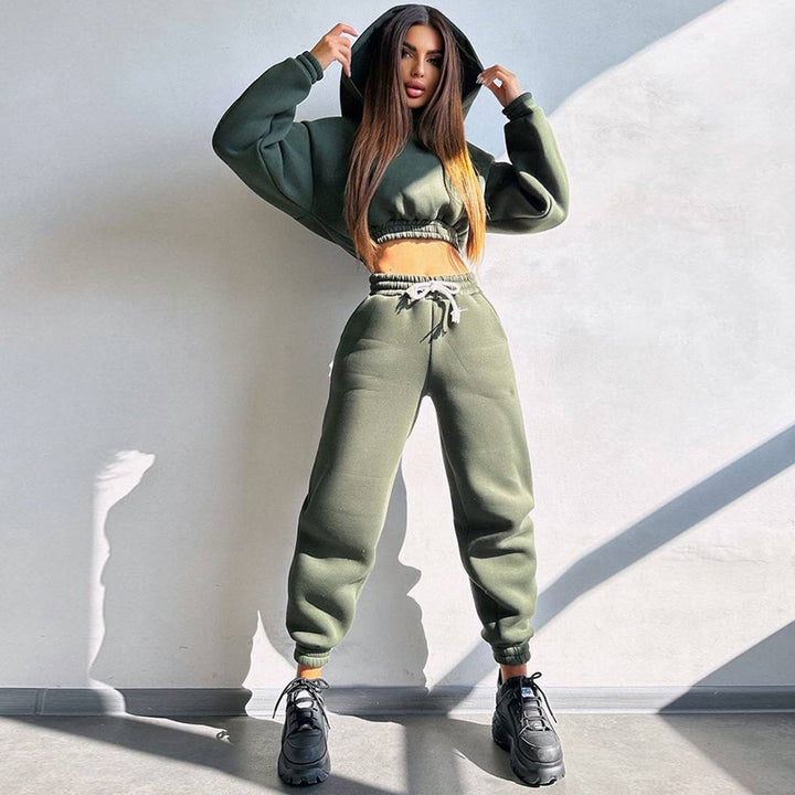 Kvinnelig sporty cropped sweat-set med elastisk midjebånd og praktiske lommer