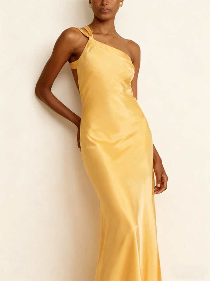 Dame elegant maxi kjole med asymmetrisk halterdesign og skimrende sateng Skjora