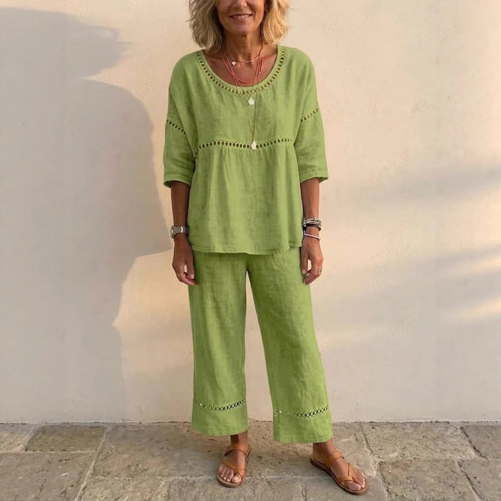Kvinnes komplett loungewear-set laget av lin med luftig passform og blonderdetaljer Skjora