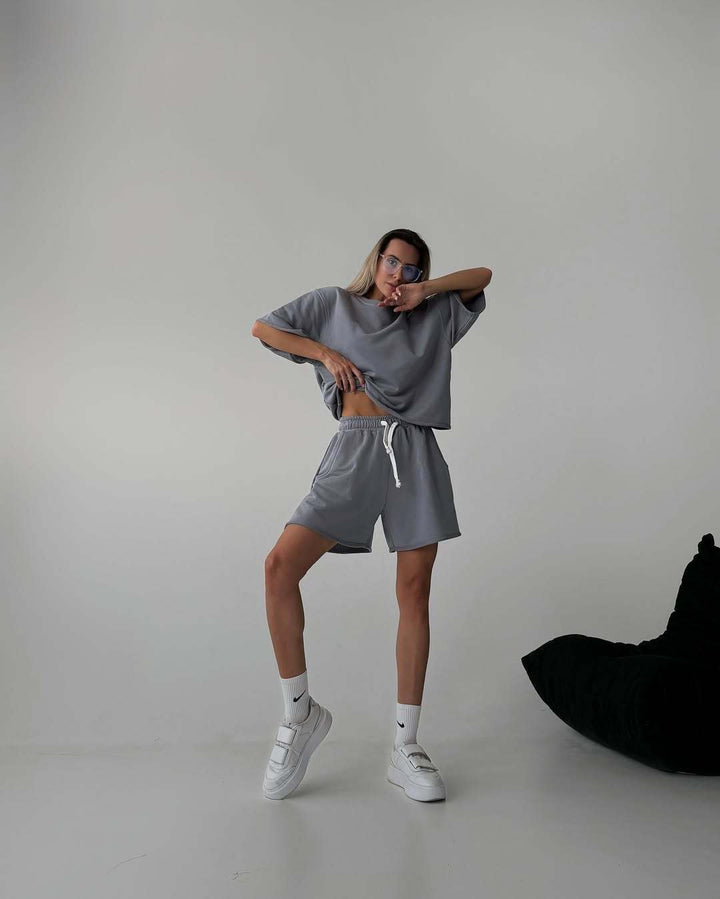 Kvinnelig uformell topp og shorts sett med knapppdetaljer Skjora