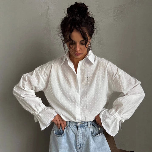 Kvinnebluse topp med elegante volangdetaljer og fin tekstur Skjora