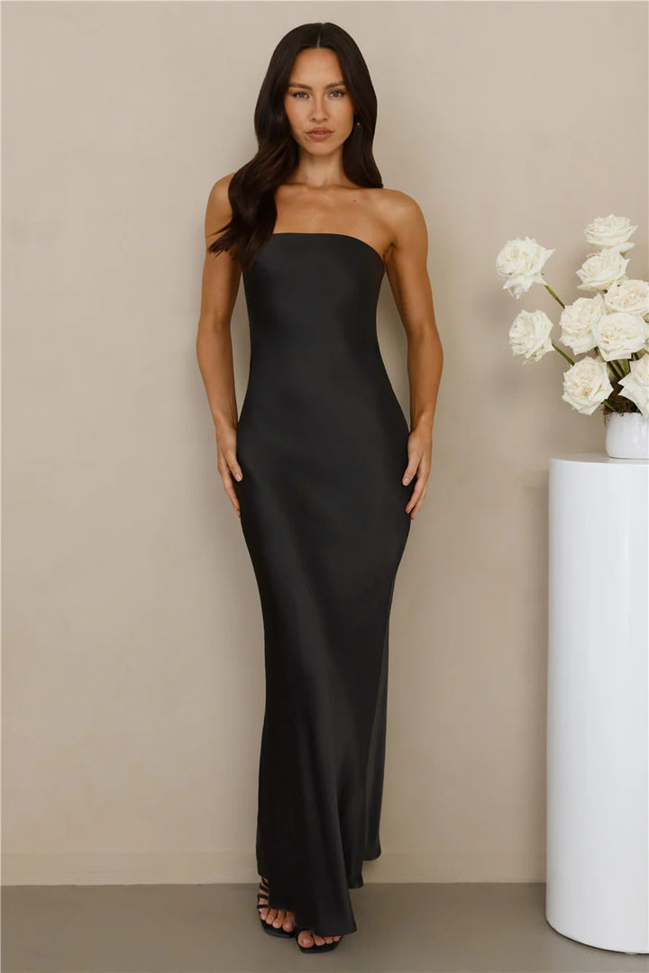Kvinnenes elegante av-shoulder maxi kjole laget av satinlignende materiale