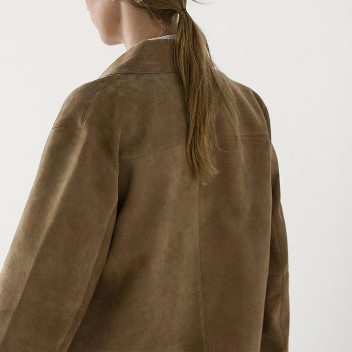 Dames trendy kort jakke med praktiske brystlommer og påsydde knapper Skjora