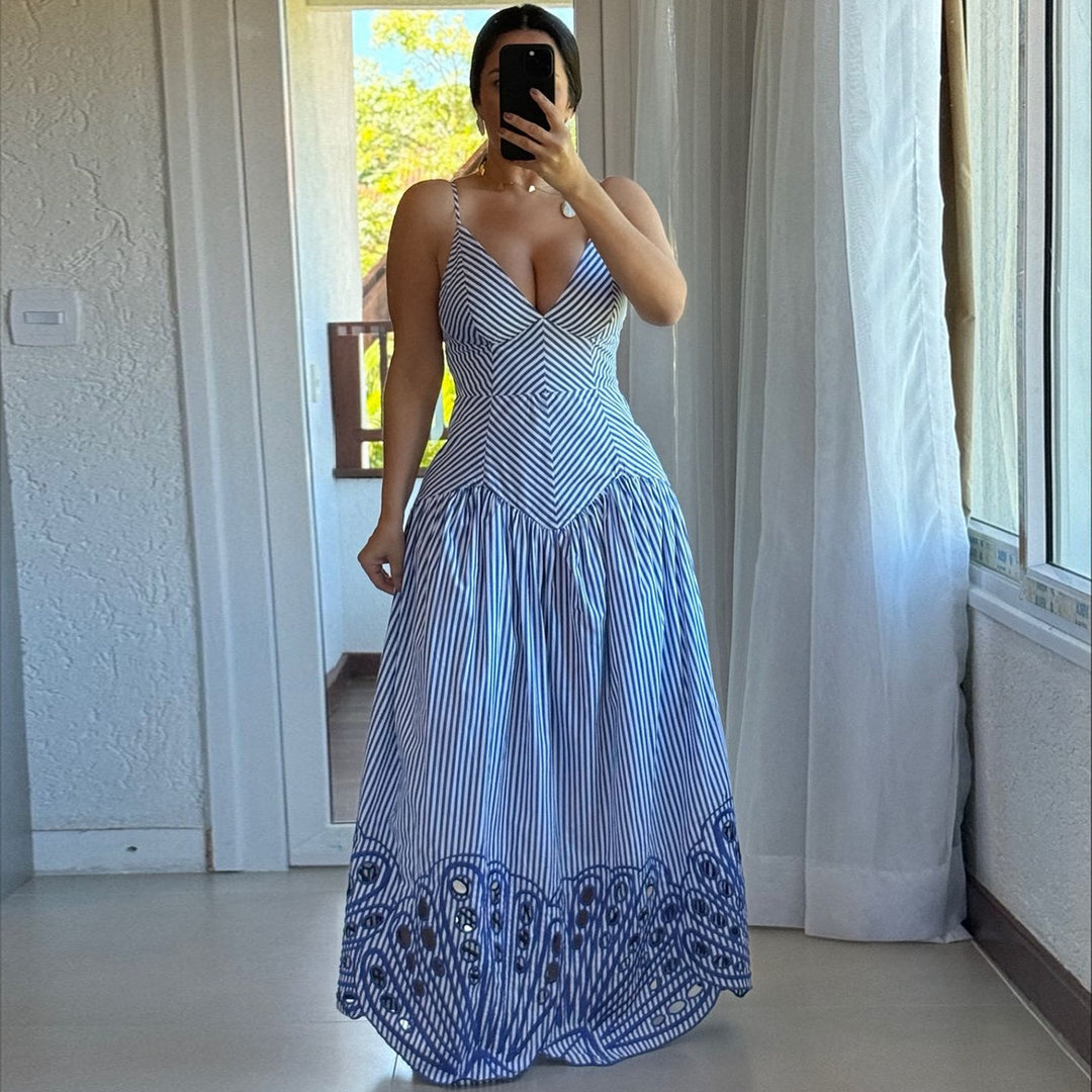 Damer maxikjole med dyp V-hals og delikat mønsterdesign Skjora