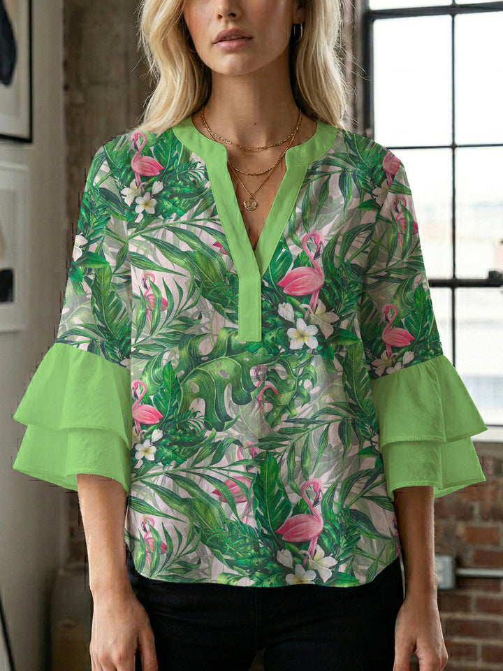 Damebluse med voluminøse volangermer og floral trykk Skjora