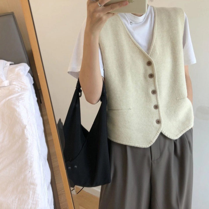 Damer strikket vest med elegant knappestolpe og fint materiale Skjora