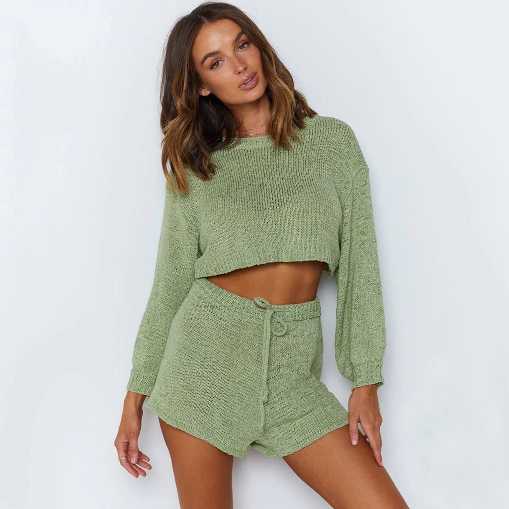 Kvinnens avslappede crop top og kort bukse sett laget av myk strikk Skjora