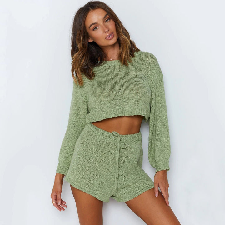 Kvinnens avslappede crop top og kort bukse sett laget av myk strikk Skjora