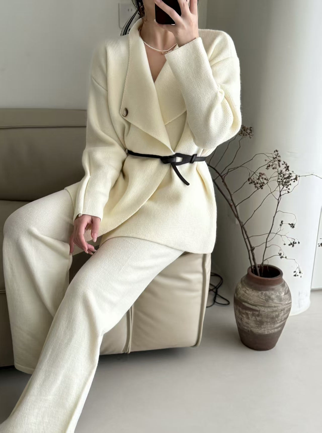 Kvinne Elegant Cardigan med Skreddersydd Design og Belte Skjora