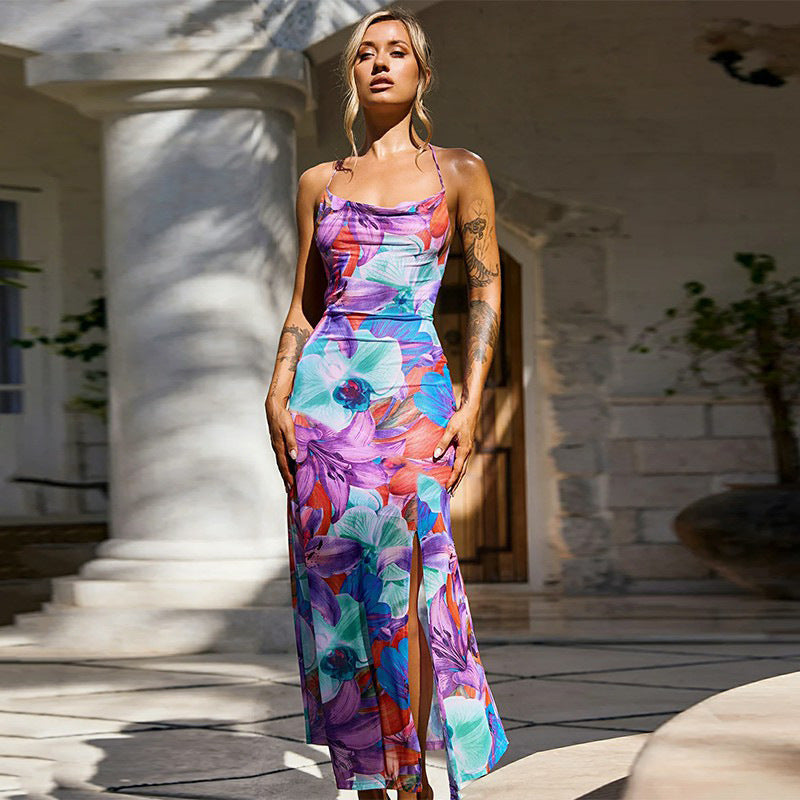 Kvinnens maxikjole med blomsterdesign og elegant slisse Skjora