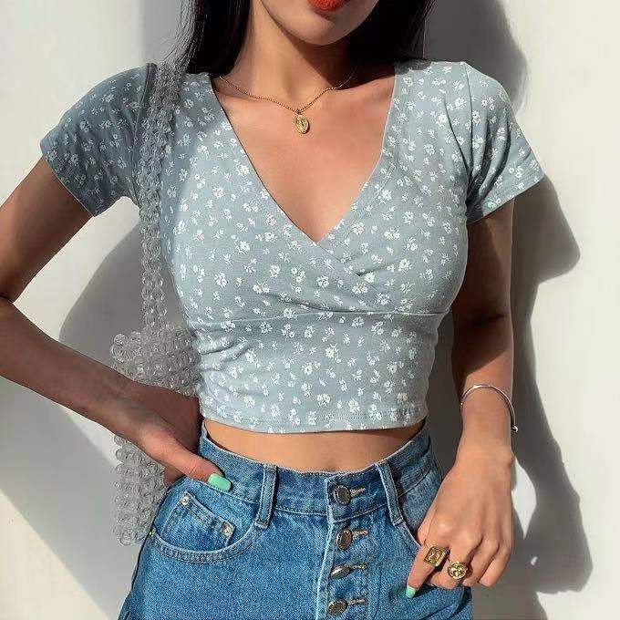 Kvinne crop top med blomster mønster og elegant V-hals
