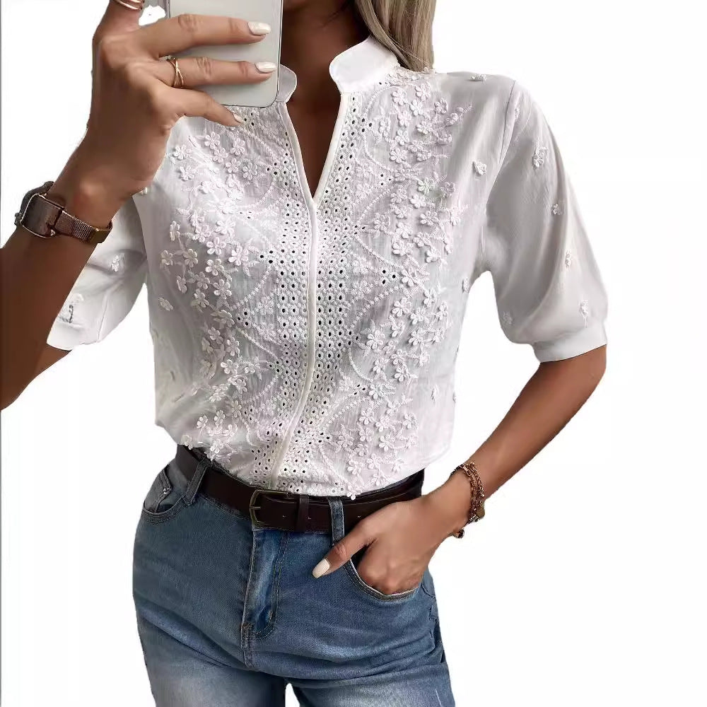 Kvinne brodert bluse med høy krage og delikate detaljer Skjora