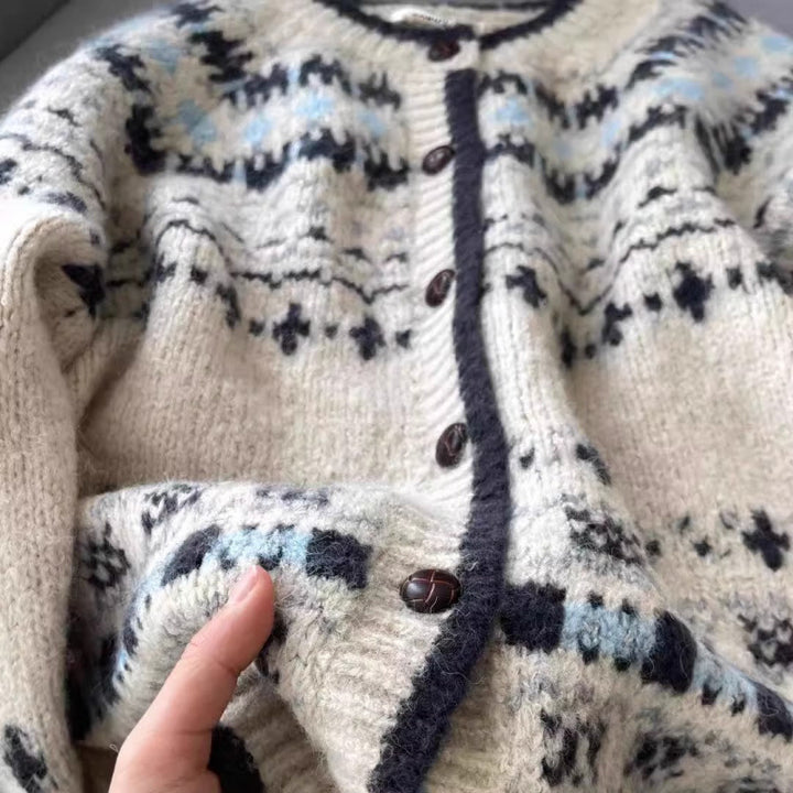 Kvinnens cardigan med tradisjonelt norsk mønster og høykvalitets knapper Skjora