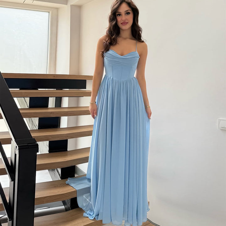 Kjole maxi til kvinner med delikate samlinger og elegant A-linjeform
