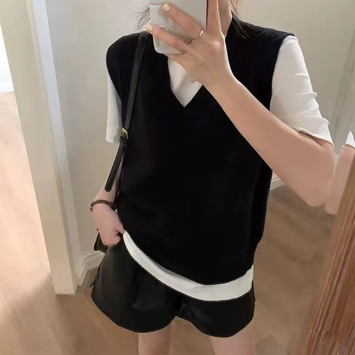 Kvinnes strikket vest med dyp V-hals og luftig passform Skjora