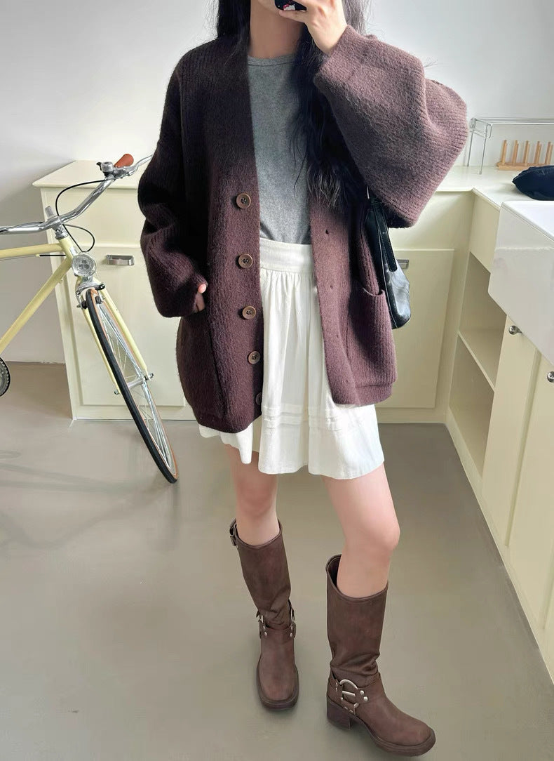 Kvinnes chunky strikket cardigan med elegante knappdetaljer og praktiske lommer Skjora