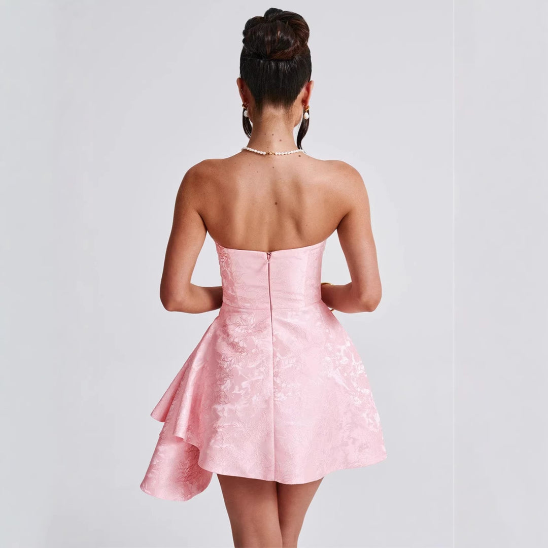 Damer strapless aftenkjole med asymmetrisk kant og blomsterformet design Skjora