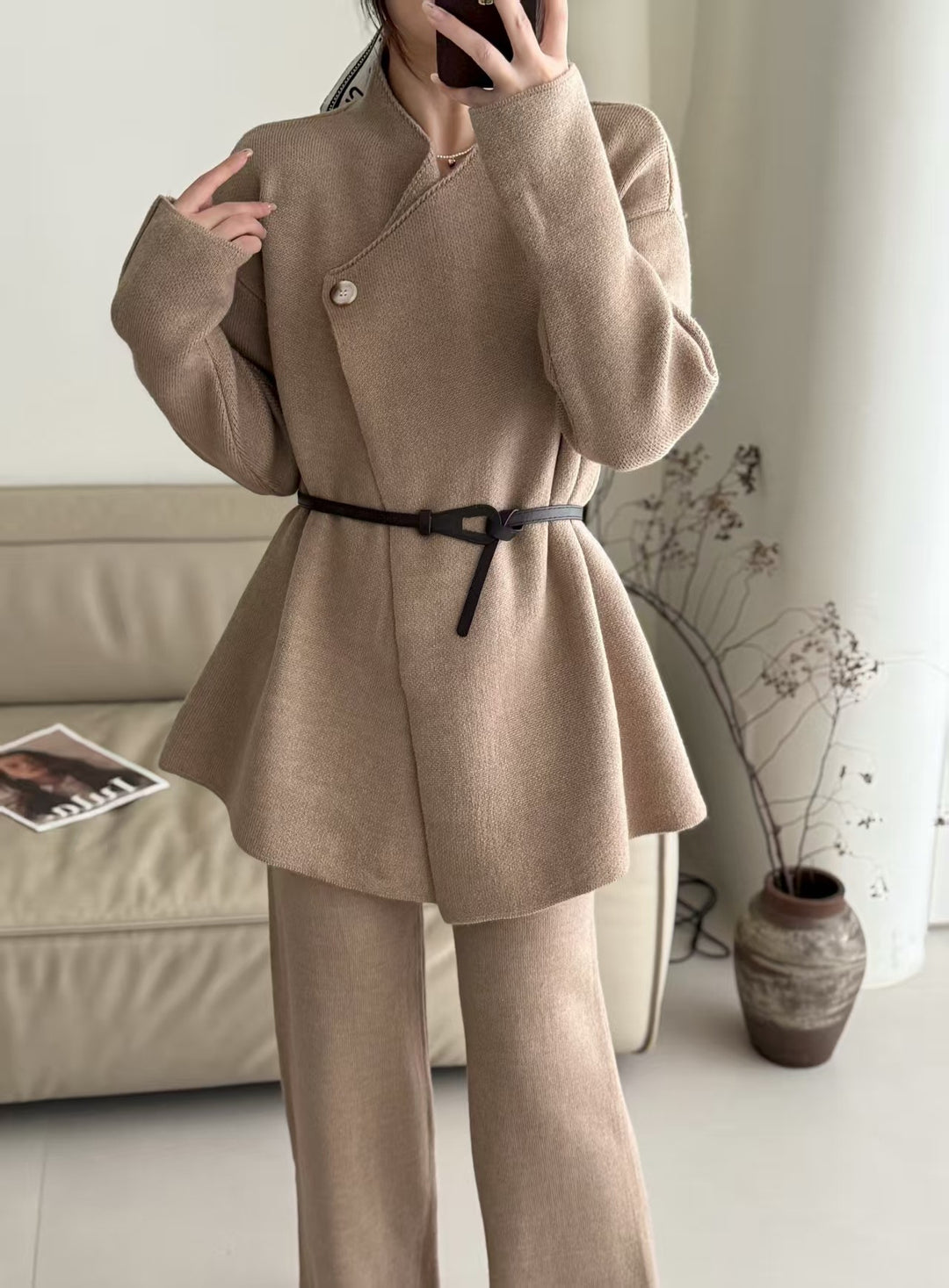 Kvinne Elegant Cardigan med Skreddersydd Design og Belte Skjora