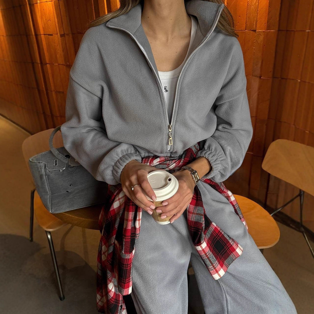 Kvinners fleece loungewear-sett med høy krage og praktiske lommer Skjora