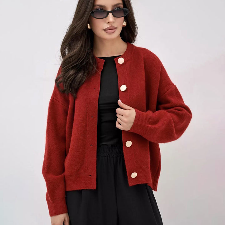 Kvinnens fashionable strikket cardigan med knappdetaljer og mykt materiale Skjora