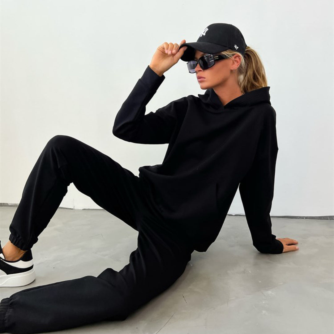 Dames Sporty Hoodie Sett laget av myk bomullsblanding med praktiske lommer