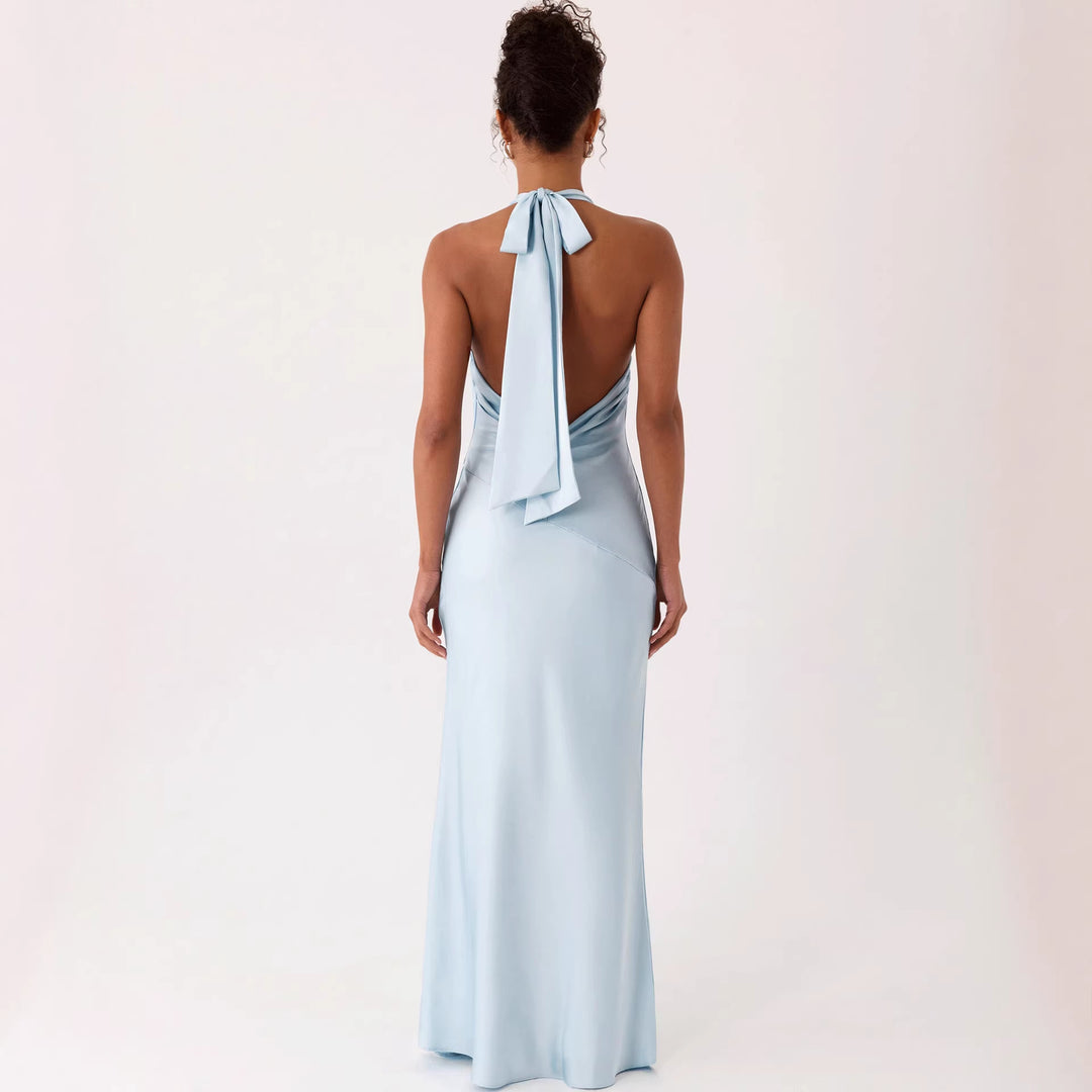Kvinne Elegant Kveldsdrakt med Chic Halter Design og Flytende Stoff