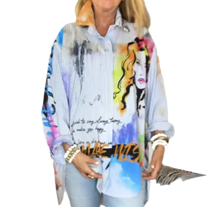 Kvinnes artistisk designet oversized bluse med unikt grafisk design Skjora