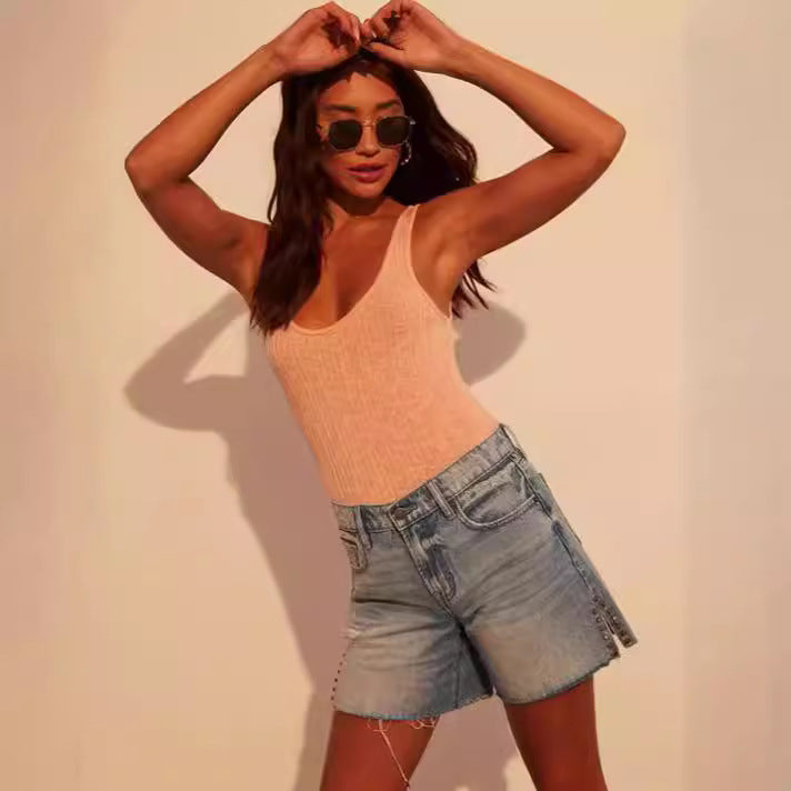 Dame moteriktig ødelagt denim-shorts med nagledekorasjon Skjora