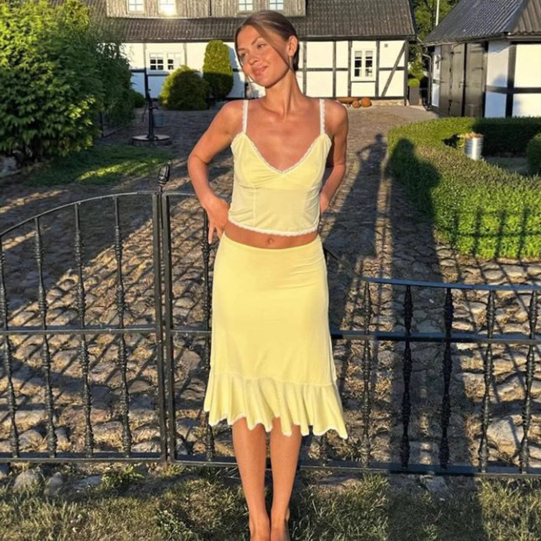 Dame sett fra crop-top og svingende skjørt med spiss detaljer Skjora