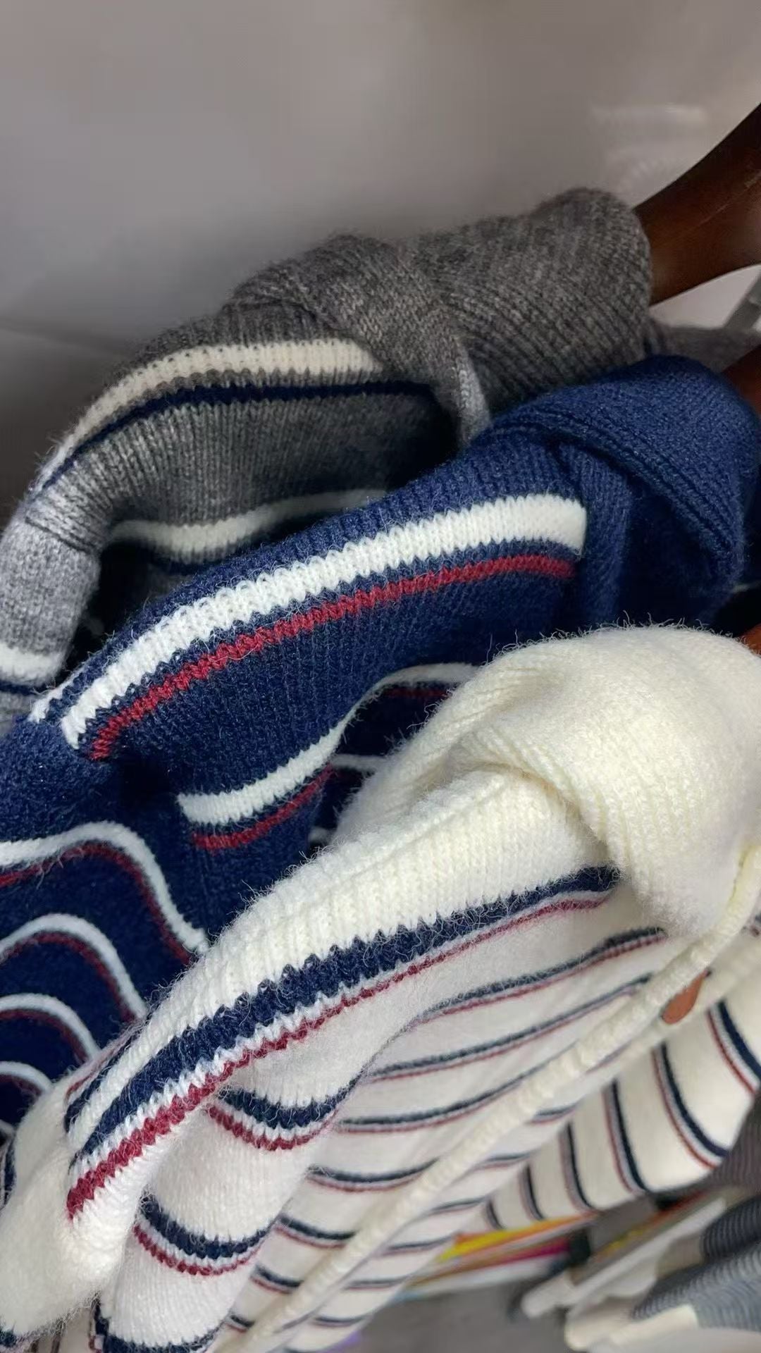 Kvinnens fashionable hettegenser med teksturert stripemønster Skjora