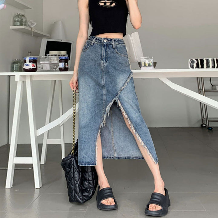Kvinnelig denim midi skjørt med asymmetrisk kant Skjora