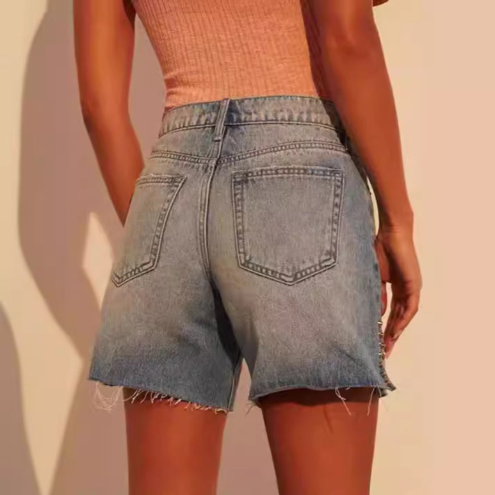 Dame moteriktig ødelagt denim-shorts med nagledekorasjon Skjora