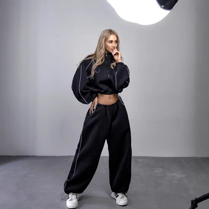Kvinnelig sporty hettegenser laget av myk fleece med høy krage og elastisk midjebånd Skjora