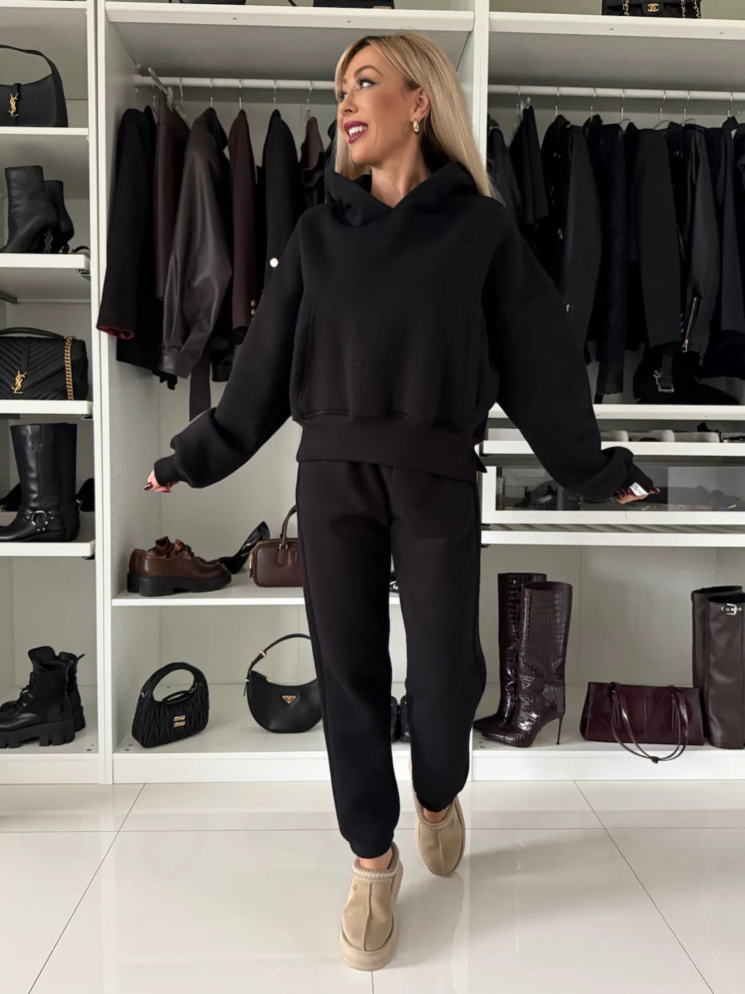 Kvinnelig komfortabel hettegenser og casual joggebukse sett Skjora