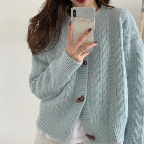 Kvinnecardigan med kabelstrikkemønster og elegante knappedetaljer Skjora