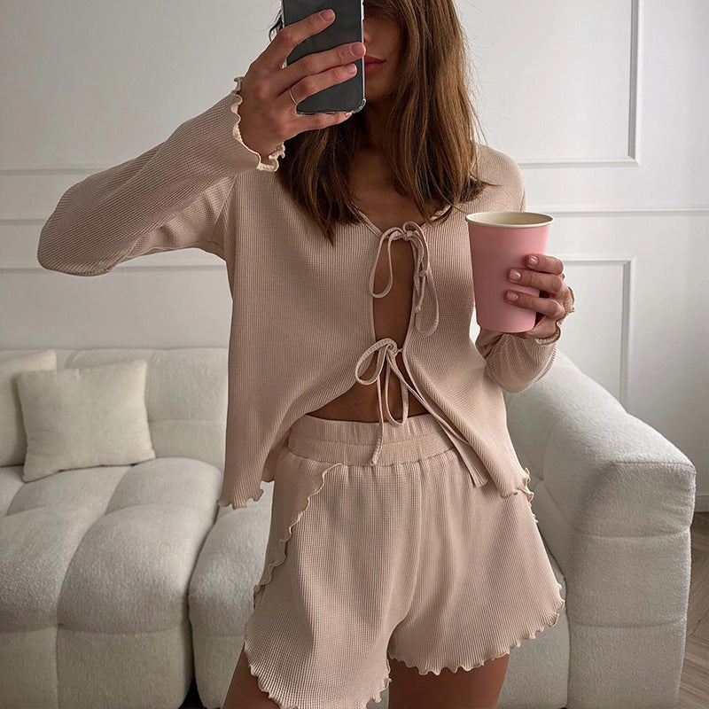 Kvinnes avslappet strikkesett med knapp-up cardigan og shorts Skjora