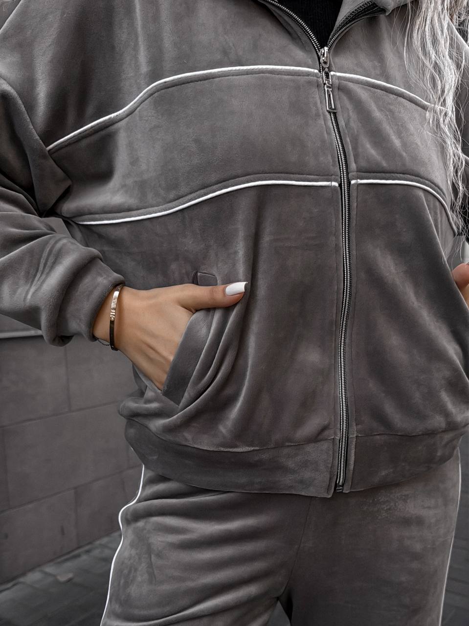 Kvinnelig sporty-elegant fleece joggedress med glidelås Skjora