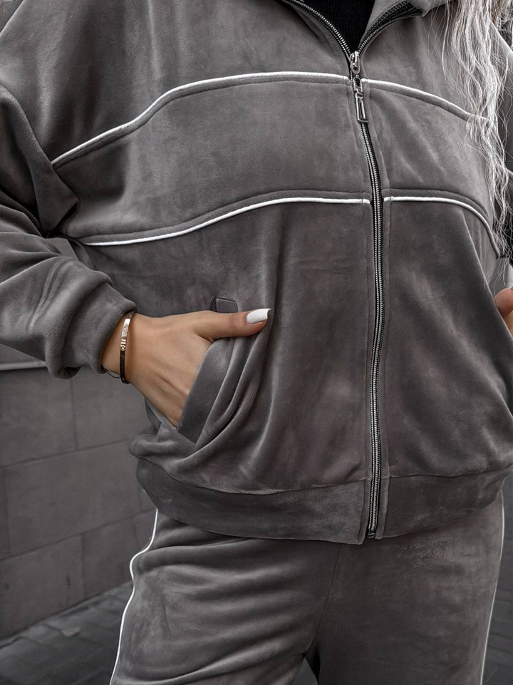 Kvinnelig sporty-elegant fleece joggedress med glidelås Skjora