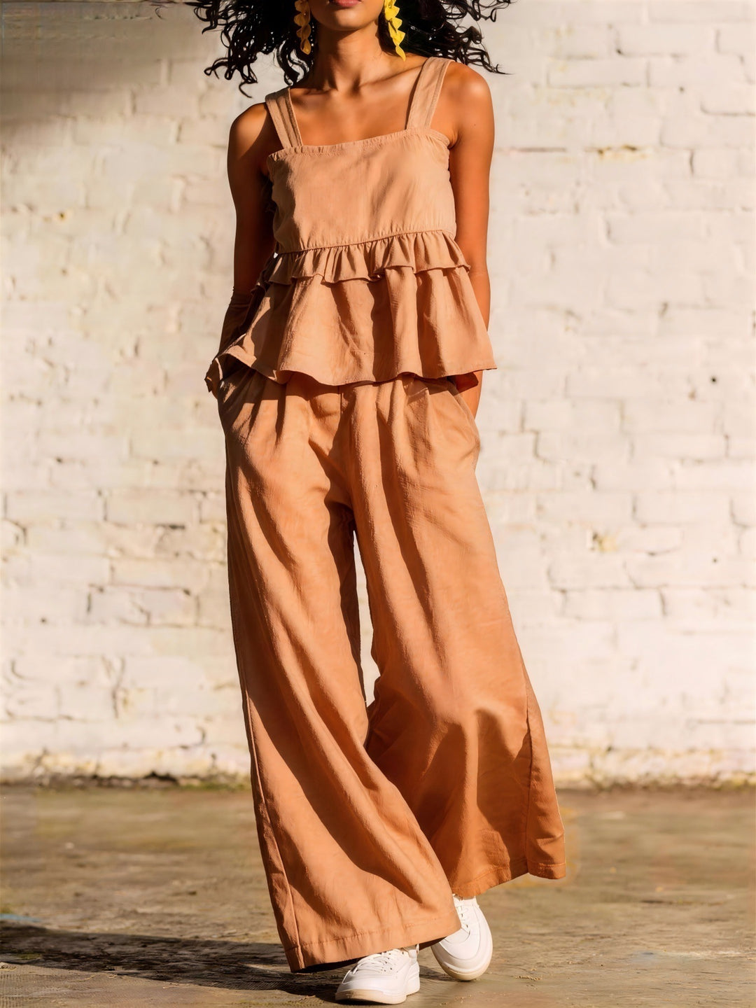 Dame Fashionable Two-Piece with Ruffle Details and Casual Cut Skjora