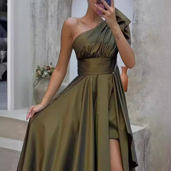 Kvinne Asymmetrisk Kveldsdrakt med Dyp Splitt og Elegant Drapering