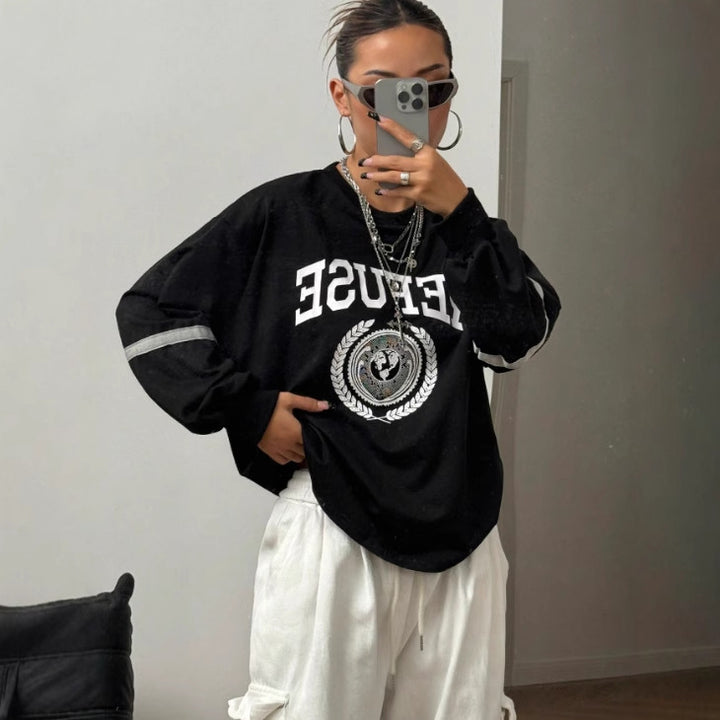 Kvinne Oversized Sweatshirt med Bred Skrift og Dekorative Detaljer Skjora