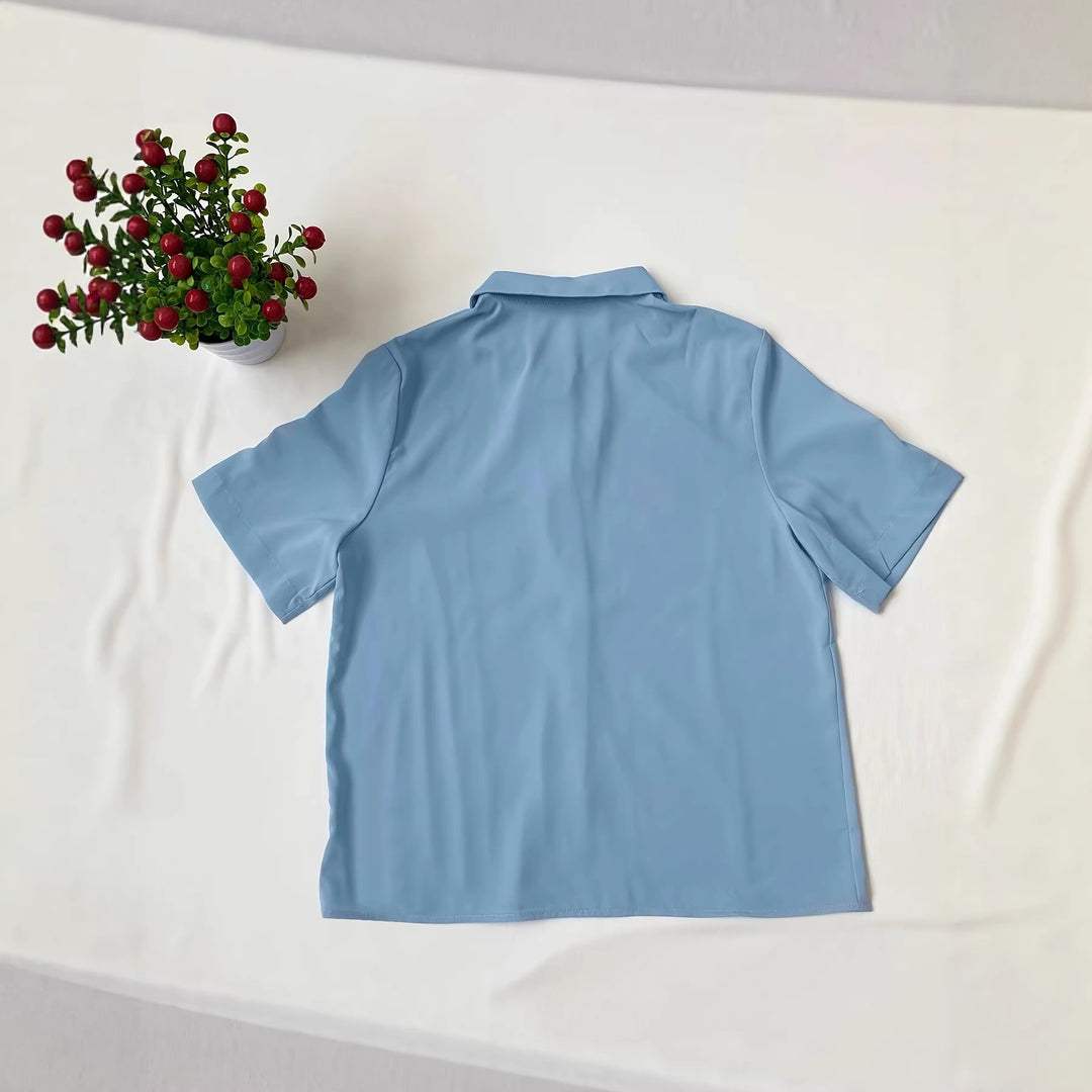 Damer casual kortermet bluse laget av lett materiale med brystlomme Skjora